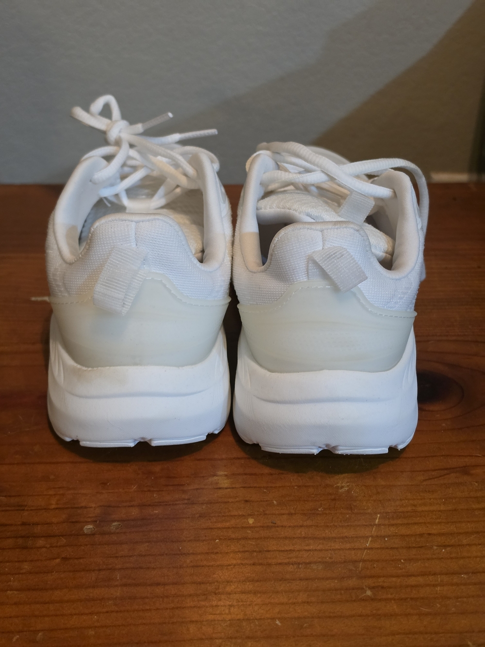 Women's All-White Lightweight Freely Lace-Up Sneakers - Picture 3 of 7